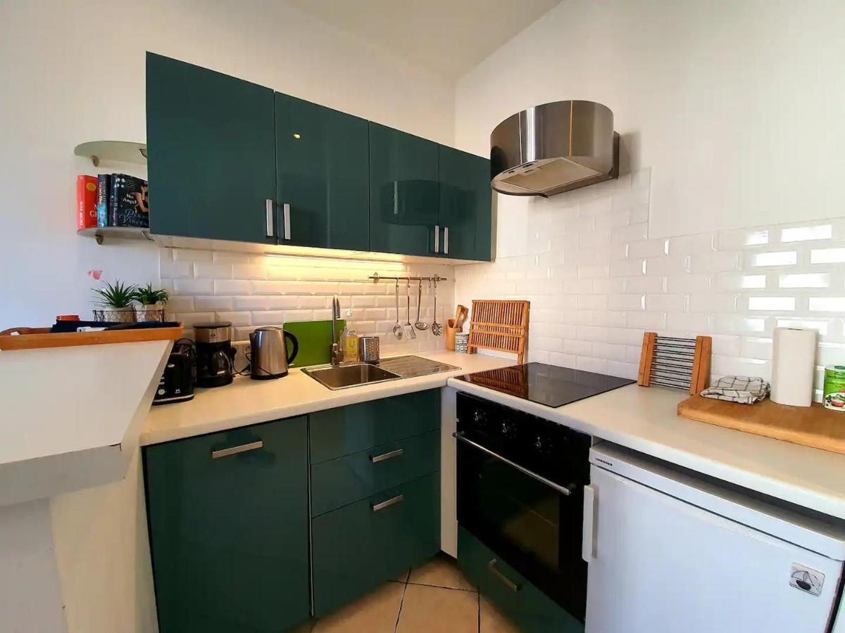 Freshly Tastefully Renovated Apartments In Heart Of Old Antibes Exterior photo