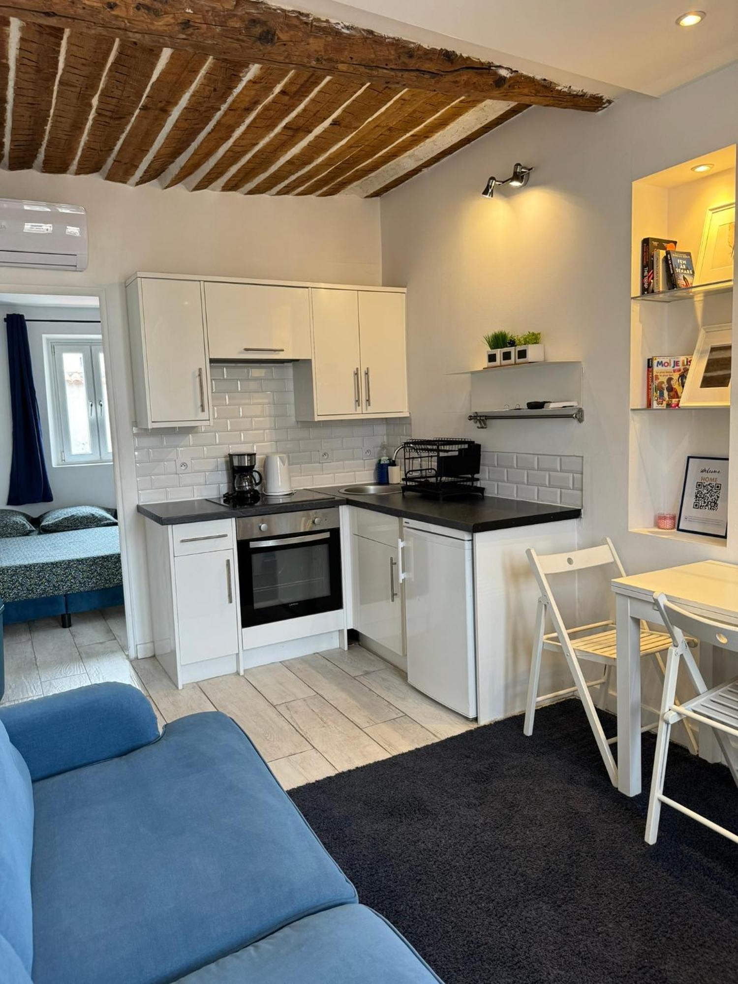 Freshly Tastefully Renovated Apartments In Heart Of Old Antibes Exterior photo